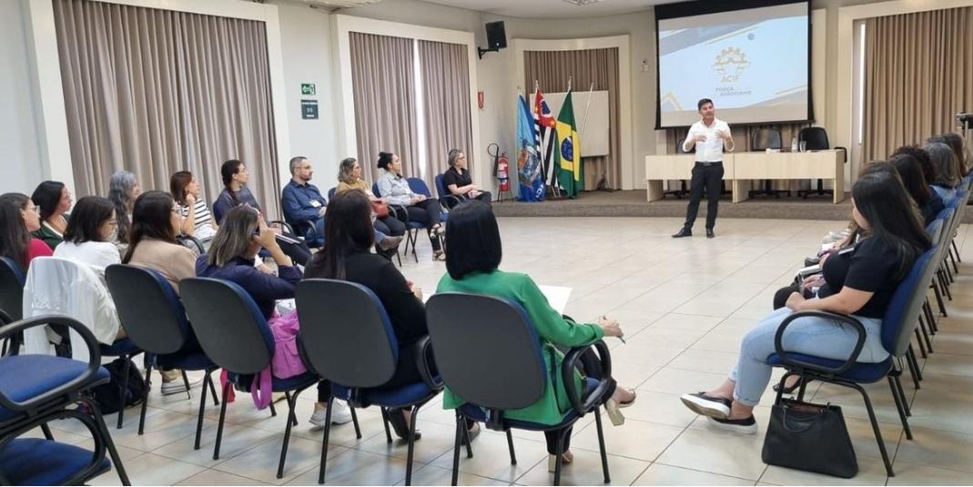 Curso da ACIF ajuda a superar o medo de falar em público e dominar a oratória