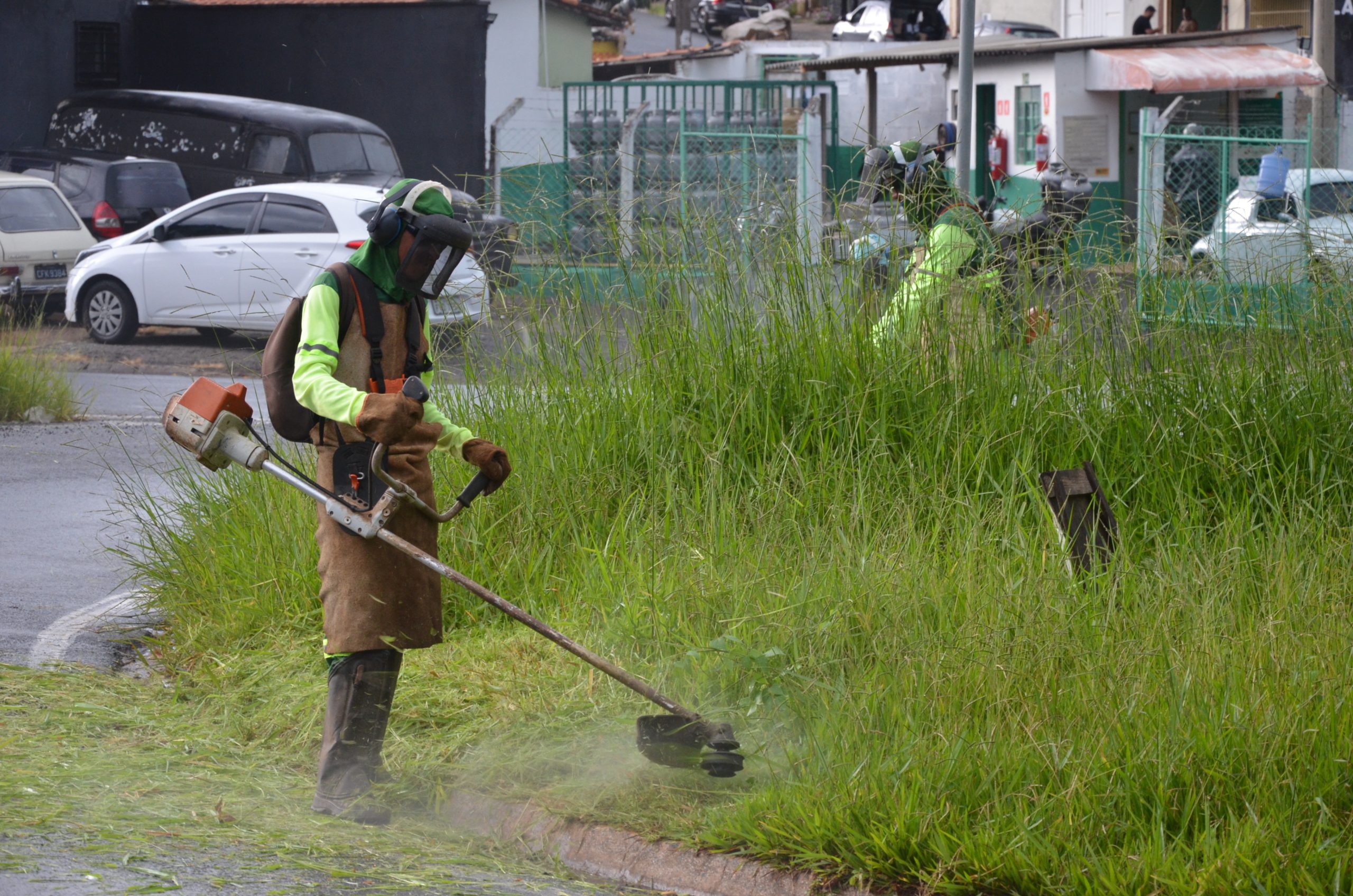 Serviços de limpeza urbana melhoram espaços públicos em Franca