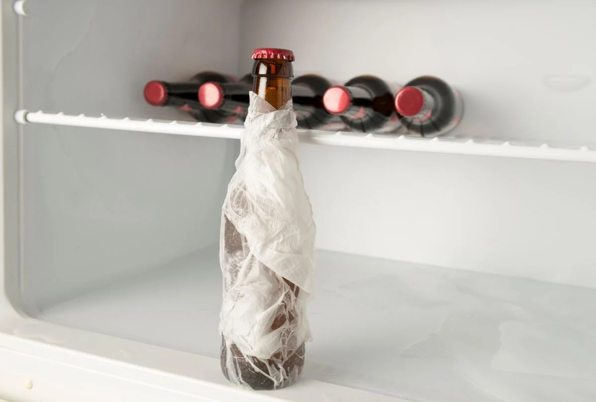 Está com pressa para gelar suas bebidas? Aprenda a fazer isso com papel toalha!