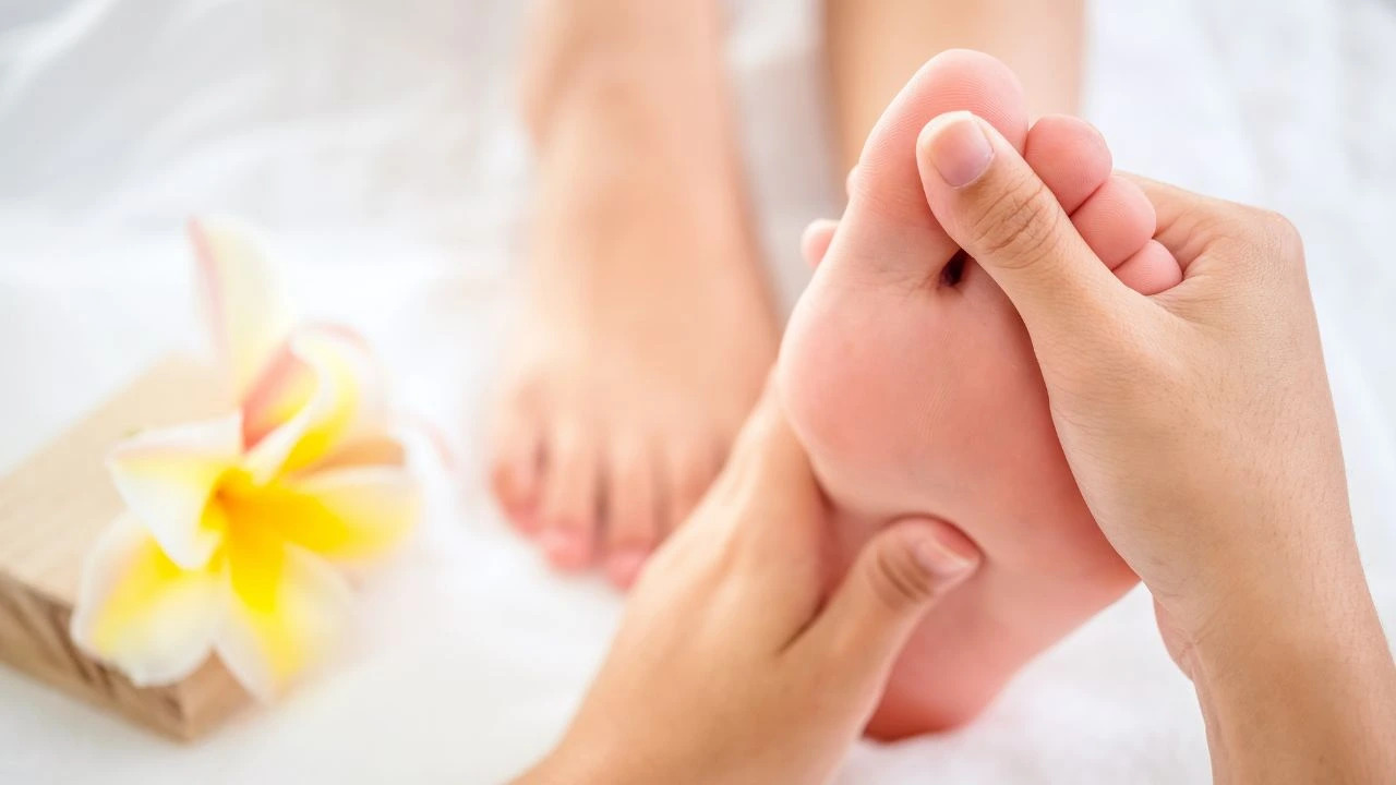 Rotina muito estressante? Conheça os benefícios da reflexologia para relaxar!