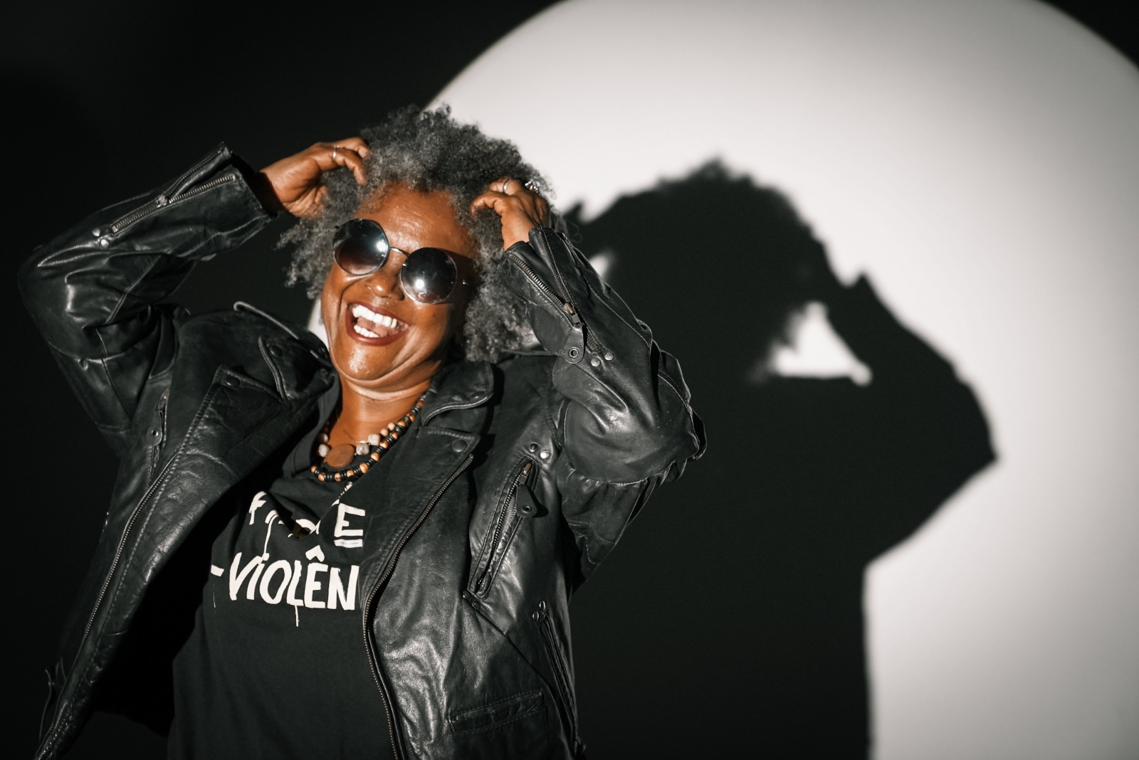 Sandra Sá canta no Sesc Franca. Diversidade de espetáculos encerra mês de abril