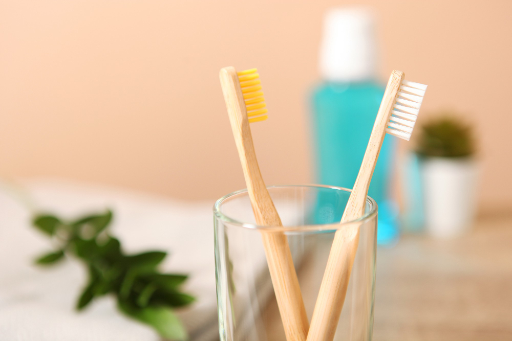 Como guardar a escova de dentes do jeito certo e evitar possíveis contaminações