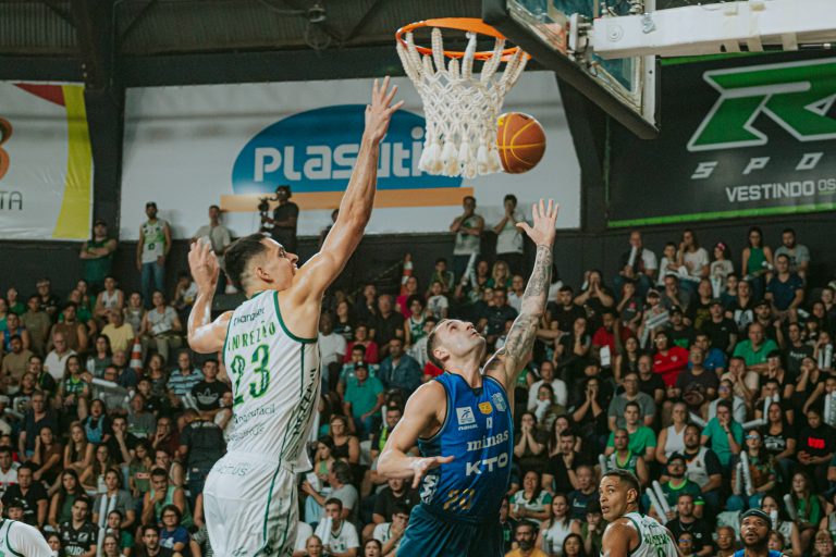 Minas Tênis Clube vence Bauru no “Panela” e assume a ponta da série semifinal do NBB