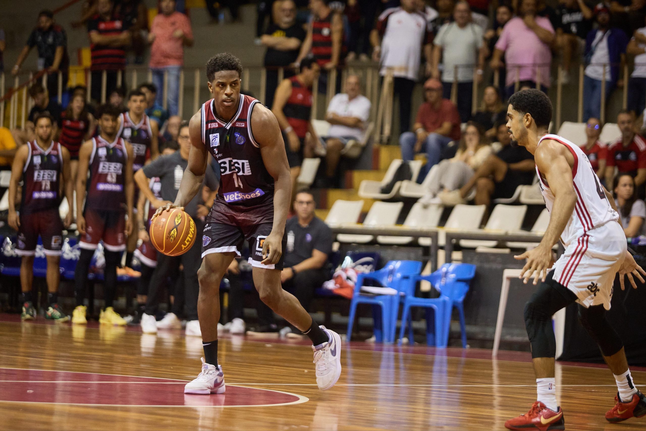 Na raça, Sesi Franca Basquete bate o Flamengo no Rio e empata semifinais do NBB
