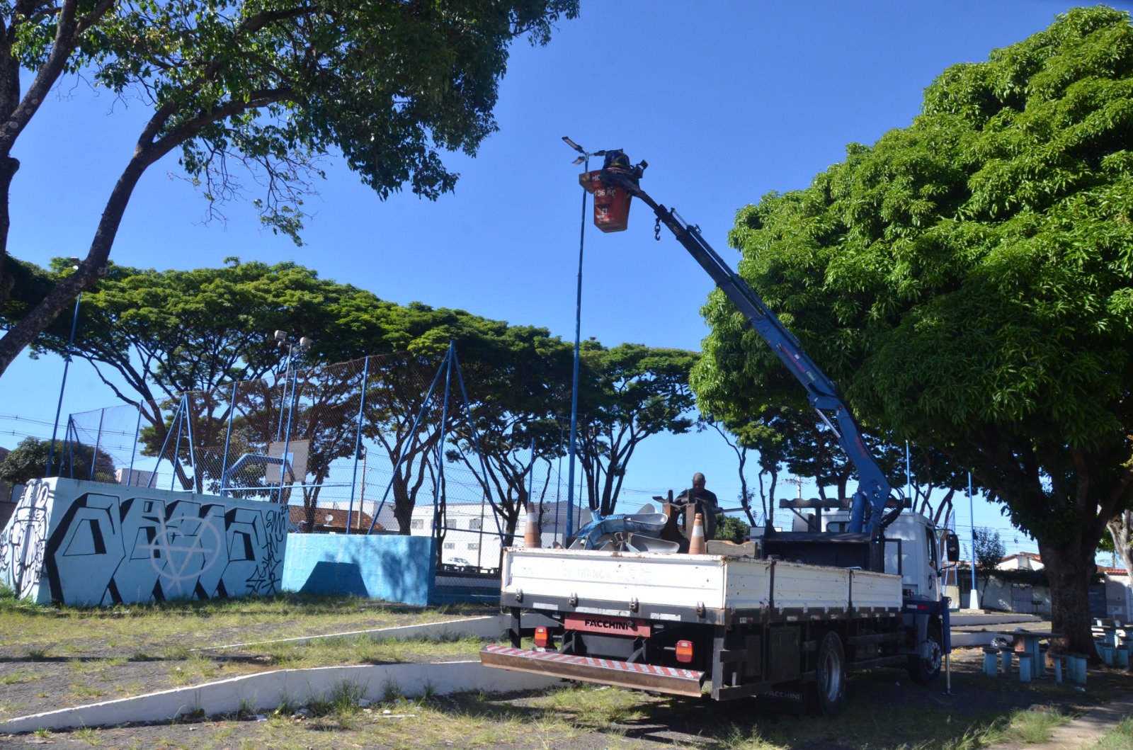 Praça da Vila Santa Luzia recebe 2.700 watts de moderna iluminação com lâmpadas LED
