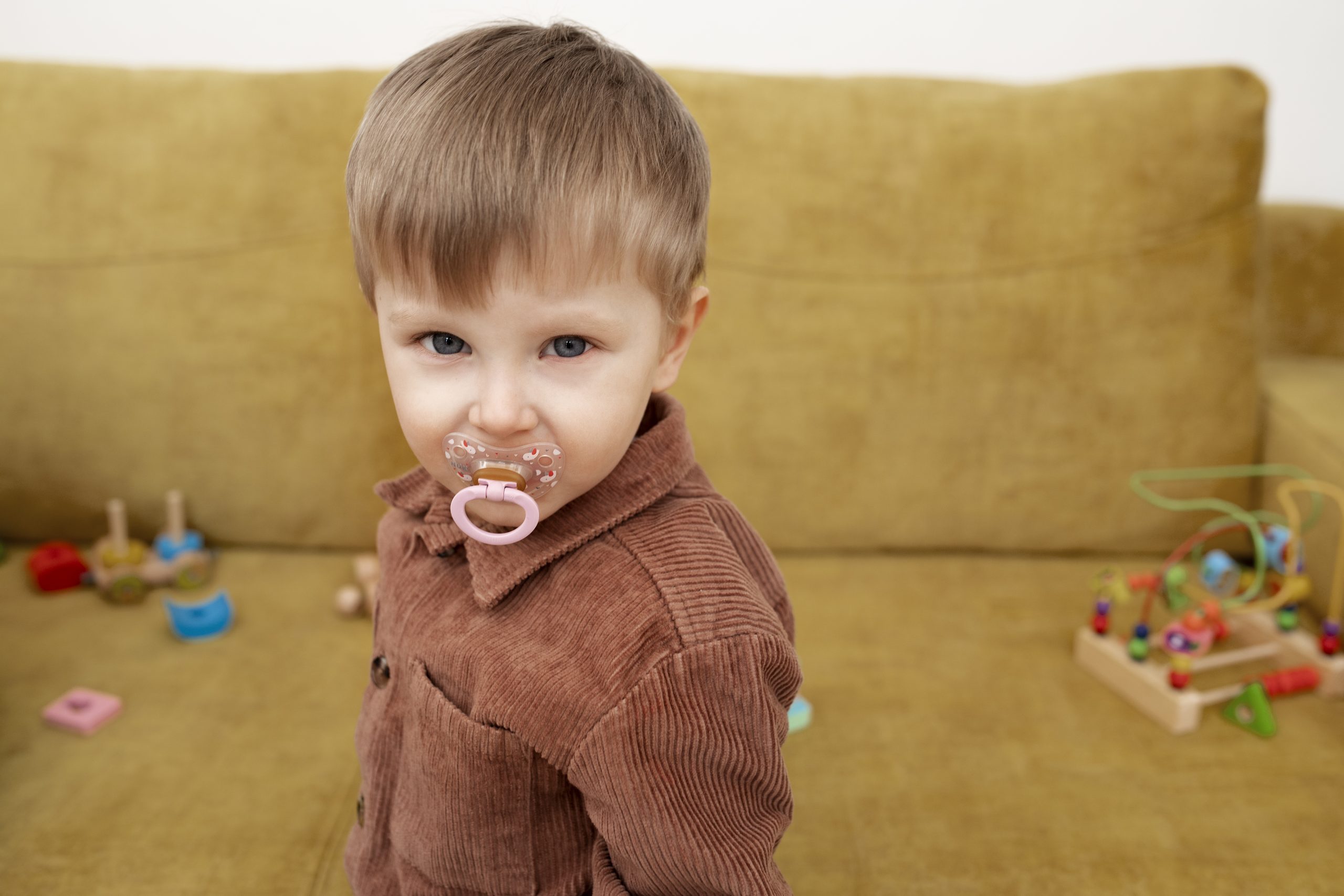 Quando seu filho deve parar de usar chupeta? Saiba o que dizem especialistas