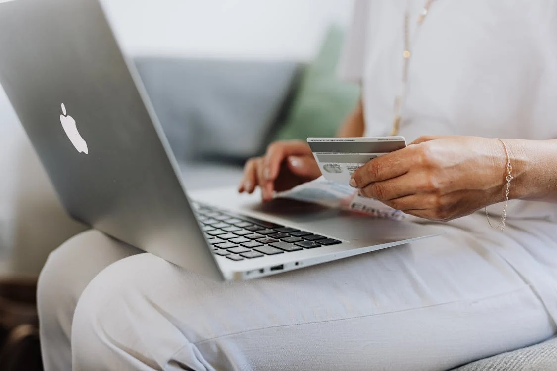 Evite golpes no Dia das Mães: saiba se proteger contra fraudes em compras online