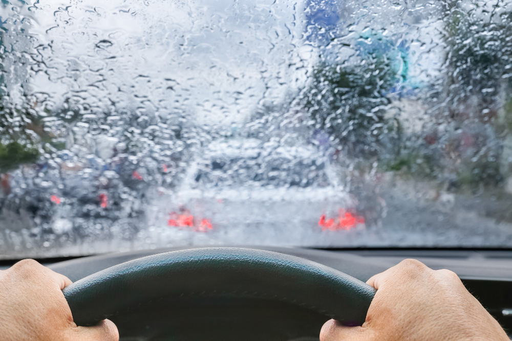 Veja o truque para desembaçar o vidro do carro sem usar o ar-condicionado