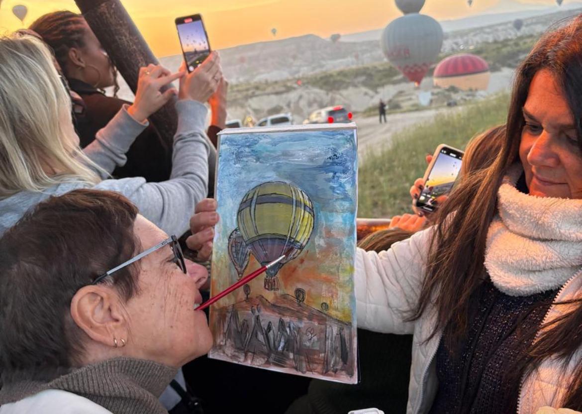 Goret Chagas pinta quadro com a boca voando em balão dirigível na Turquia!