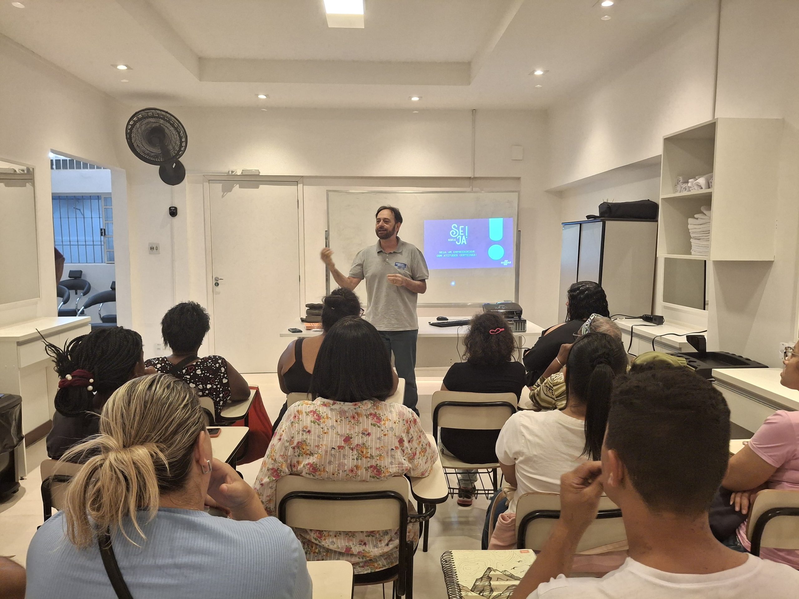 Escola Profissionalizante de Franca ensina alunos sobre empreendedorismo e gestão
