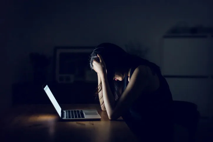 Sabia que se apoiar nos cotovelos traz problemas de saúde? Entenda por quê!