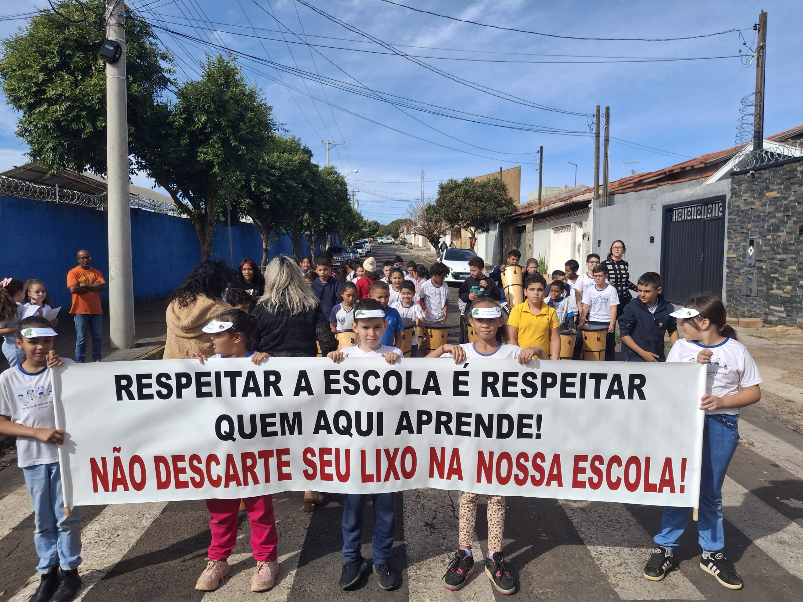 Alunos promovem ação contra descarte irregular de lixo no Jardim Palestina