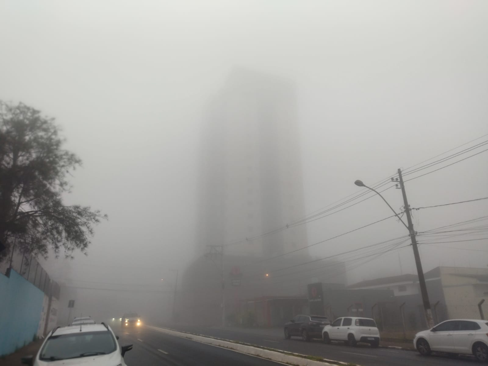 Com chegada de frente fria, serração faz prédio “sumir” na Avenida Sete de Setembro