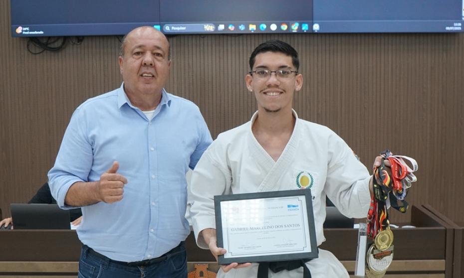 Jovem karateca Gabriel Marcelino recebe Moção de Aplausos da Câmara de Franca