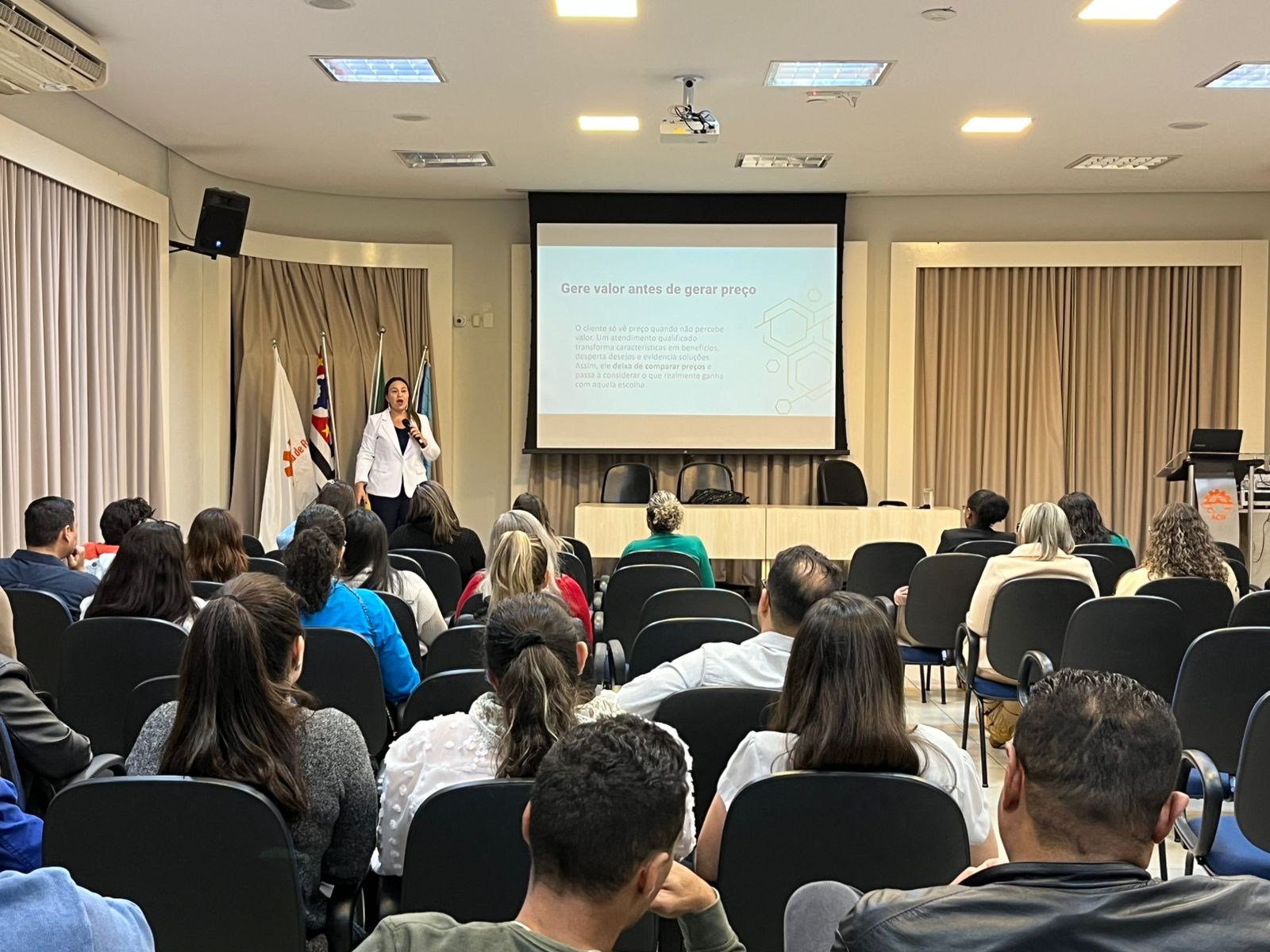 ACIF lança agenda de cursos com foco em IA, gestão e liderança