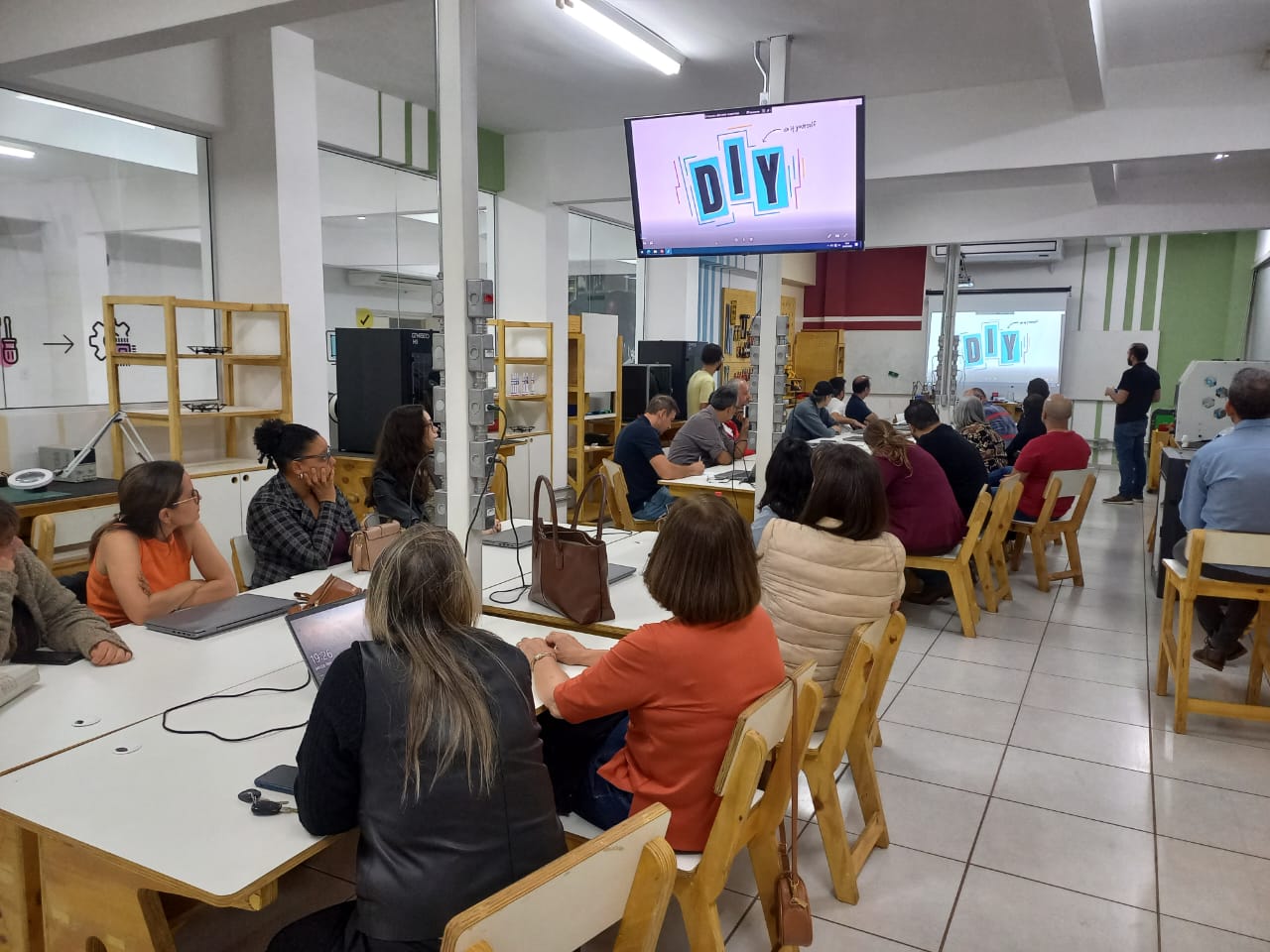 Inovação na EJA: Franca capacita educadores em cultura maker