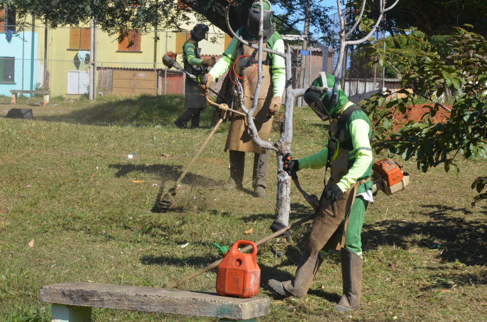 Limpeza urbana avança com frentes de trabalho em mais de 10 bairros de Franca