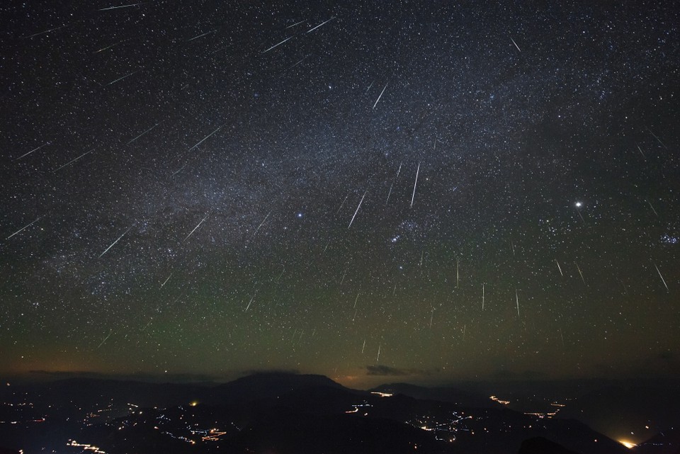 Próximos dias terão chuva dupla de meteoros. Veja data e como observar!