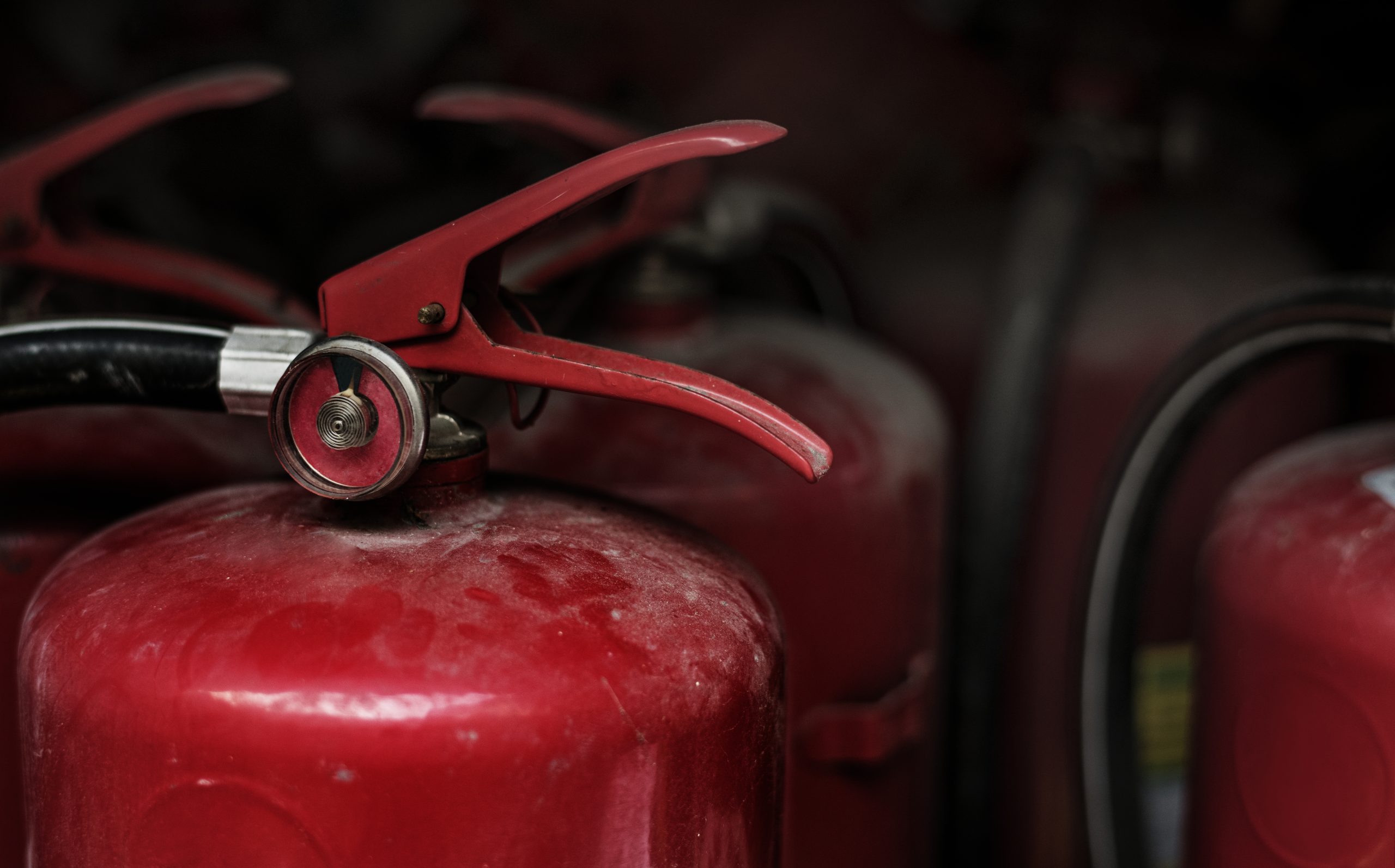 Extintor de incêndio no carro ainda é obrigatório? Você sabe como usar?