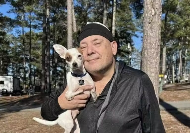 Cachorrinho resgatado avisa que tutor teria ataque cardíaco e salva a vida dele