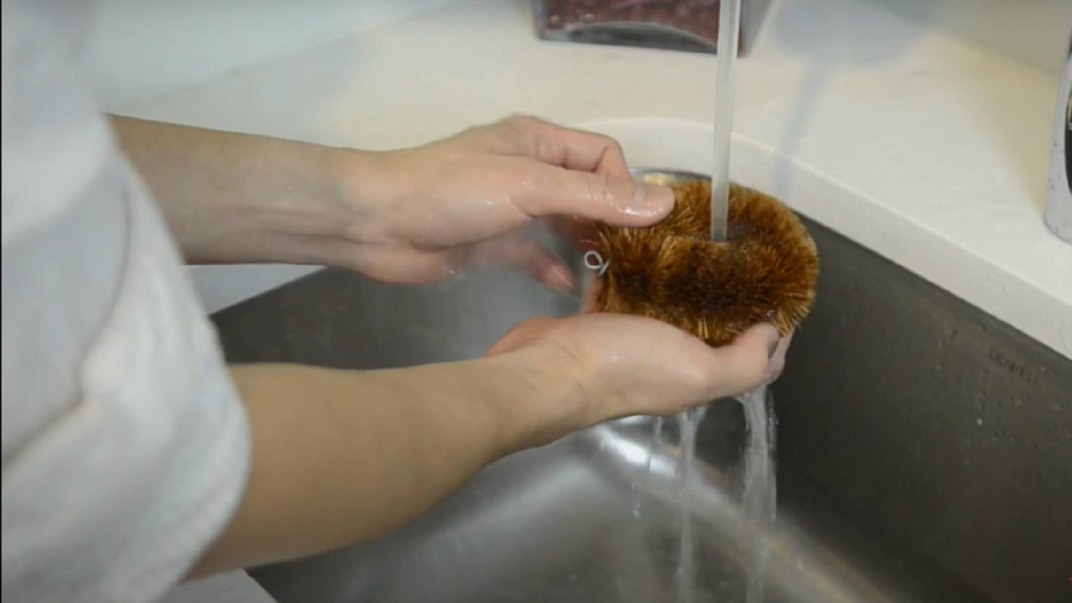 Conheça o truque japonês para gastar menos água na hora de lavar louça