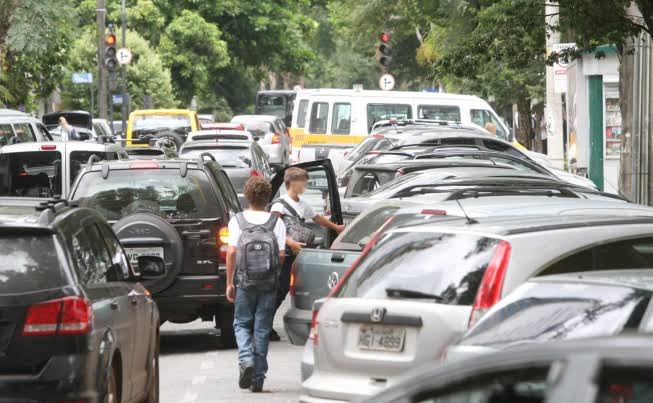 Pais de alunos param em fila dupla e colocam filhos em risco na porta das escolas