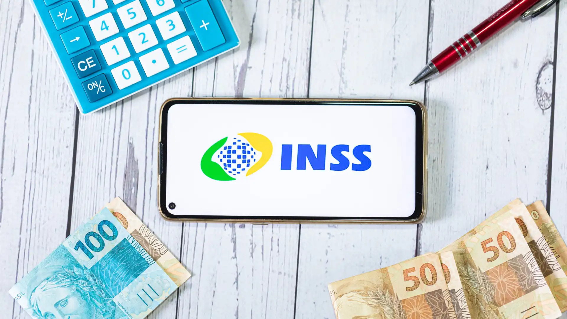 INSS está enviando WhatsApp para 1 milhão de aposentados que podem pedir devolução