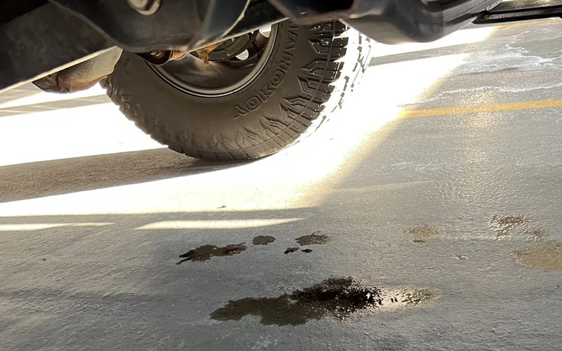 Vazou óleo do carro? Saiba como limpar o piso da garagem e evitar manchas ‘eternas’!