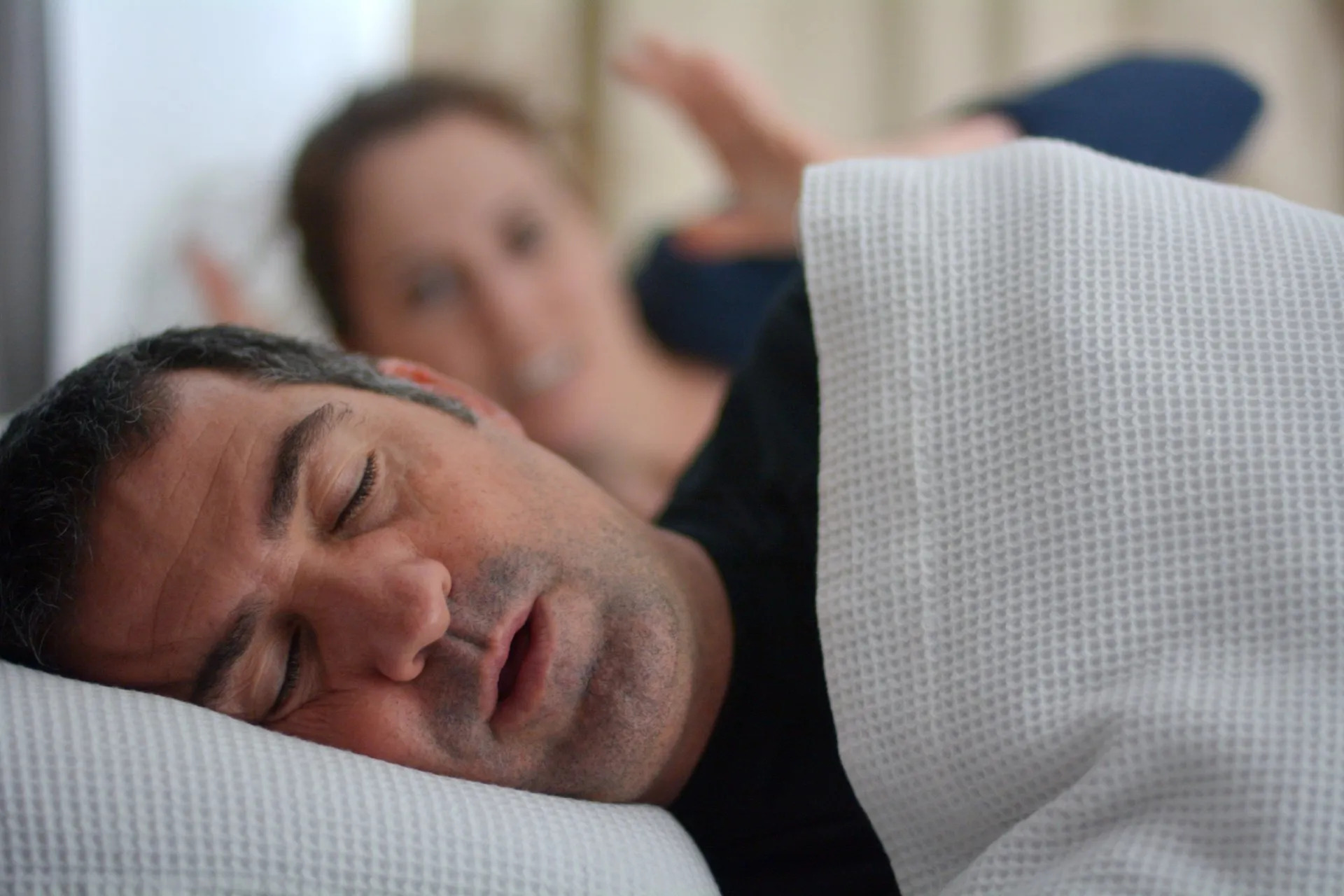 Idosos roncam mais? Estudo diz: apneia do sono afeta 20% dos homens acima de 60 anos