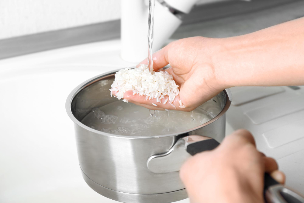 Saiba de 9 maneiras de transformar a água do arroz em um recurso valioso na cozinha