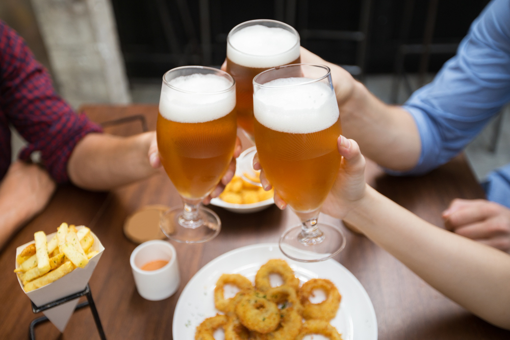 Veja quanto o brasileiro gasta por ano com cerveja e quais as marcas favoritas