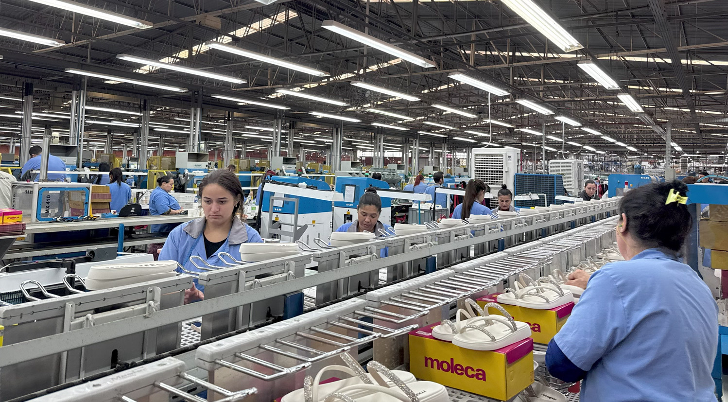 Impacto das importações asiáticas apontam risco para empregos no setor calçadista