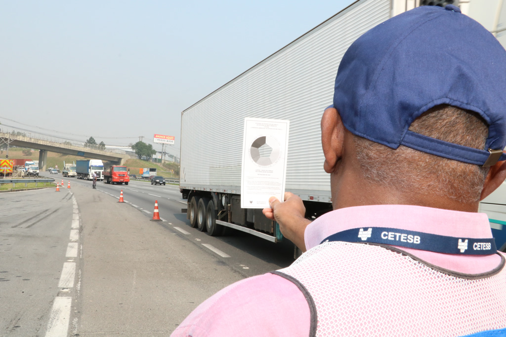 Cetesb faz operação na Portinari, em Franca, para fiscalizar veículos a diesel