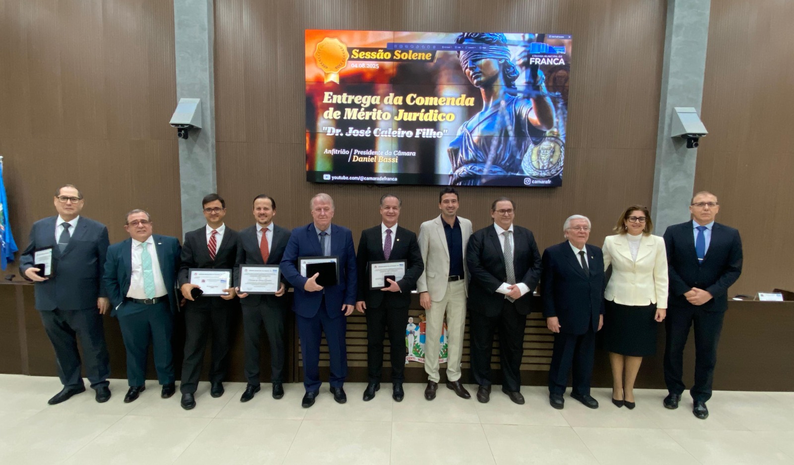 Com Câmara lotada, Direito francano vive dia de entrega de comendas a autoridades