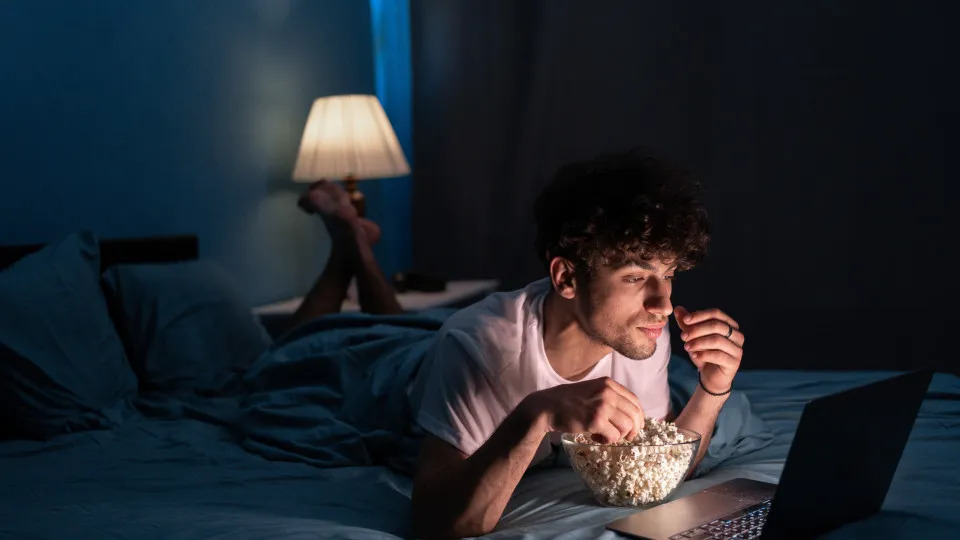 Dormir tarde no fim de semana prejudica o corpo? Entenda o que acontece