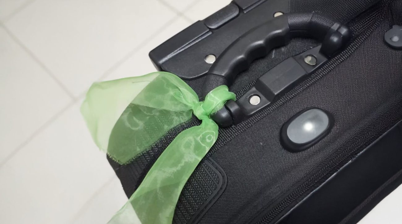 Nunca mais amarre uma fita na sua mala de viagem; entenda o motivo agora!