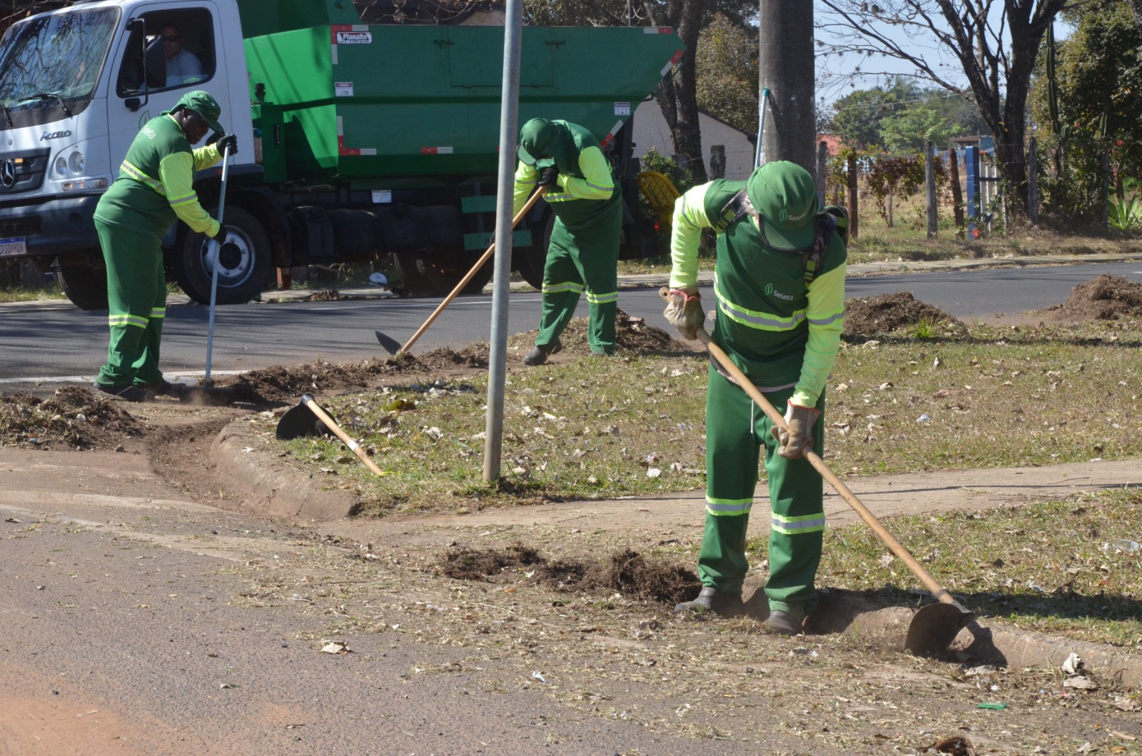 Prefeitura amplia serviços de limpeza em bairros e avenidas de Franca