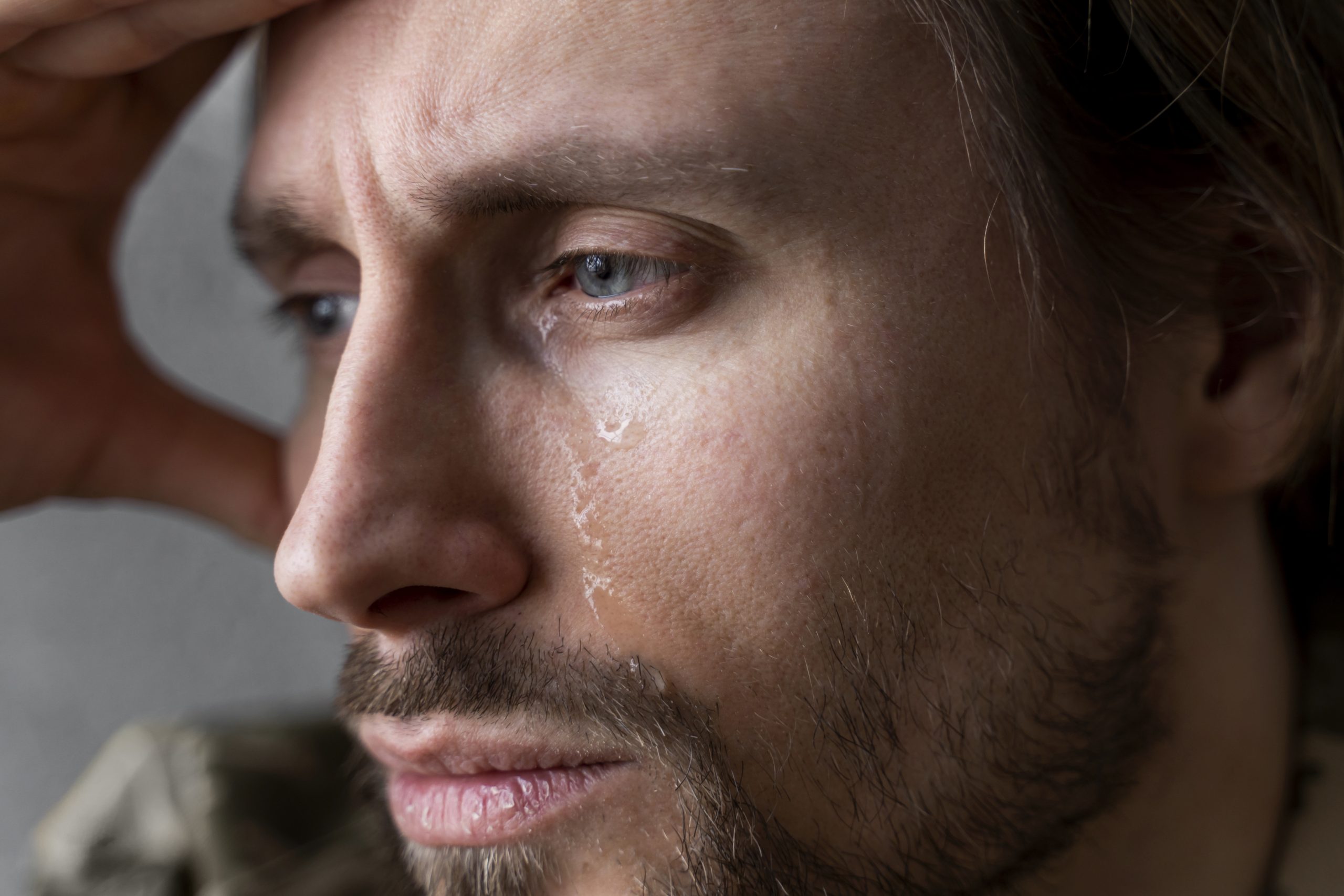 Já sentiu vontade de chorar do nada? Entenda esse comportamento