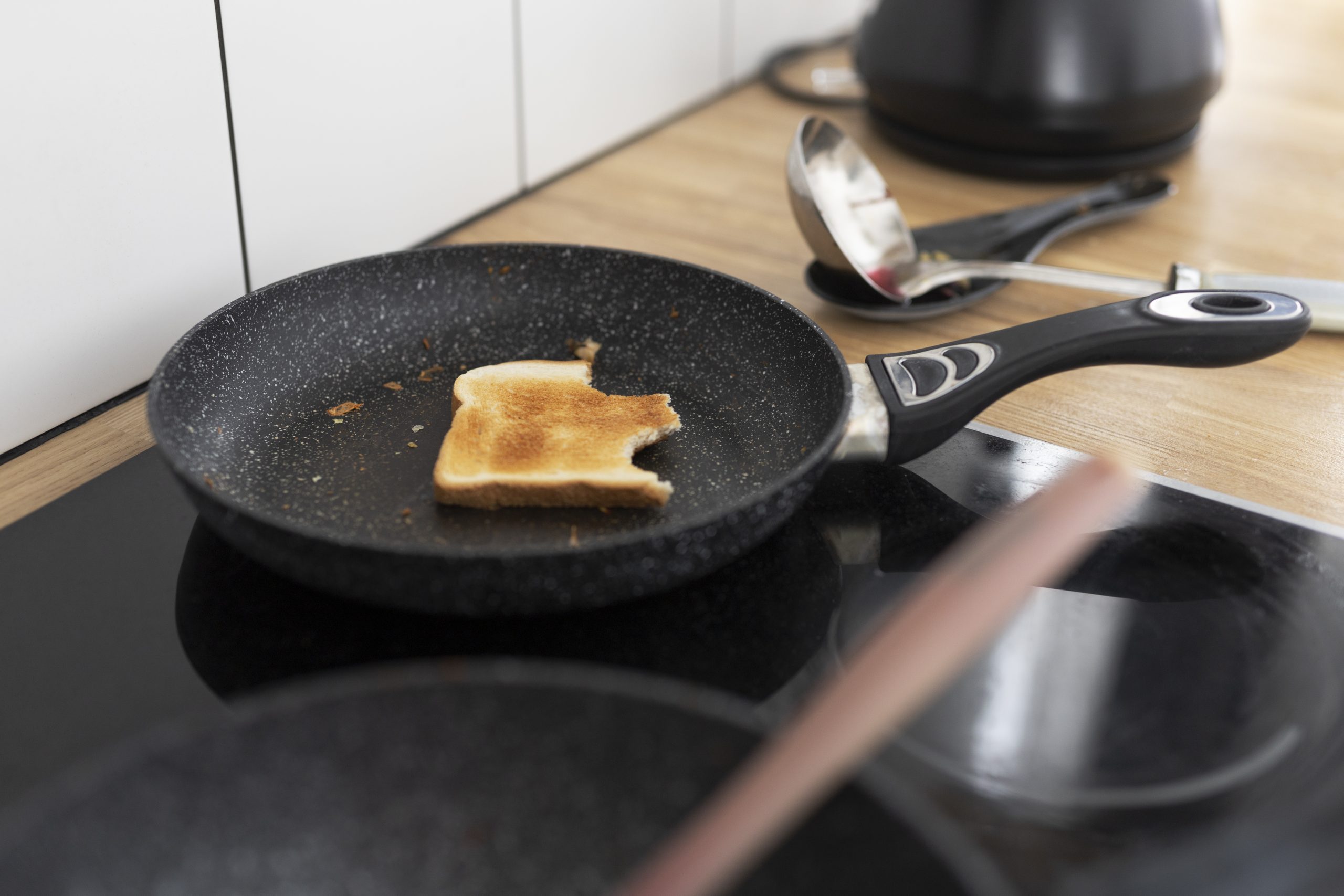 Panela antiaderente descascando? Veja como saber se está hora de trocar