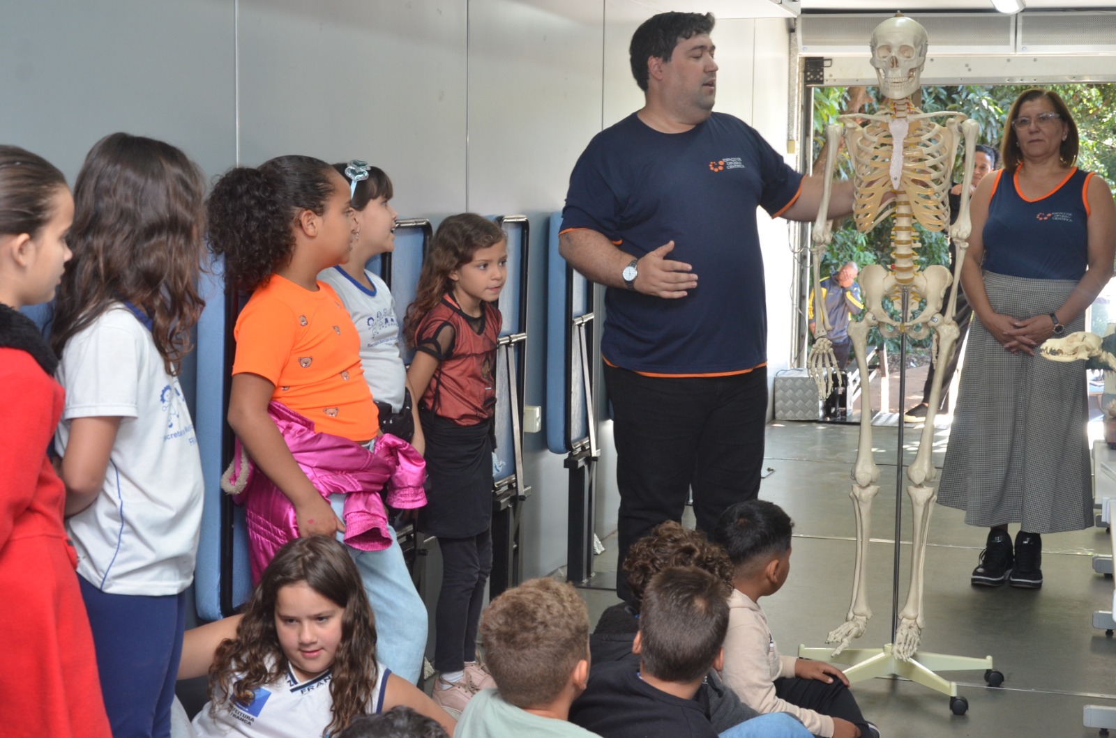 Escola do Jardim Aeroporto 2, em Franca, recebe carreta Ciênciamóvel
