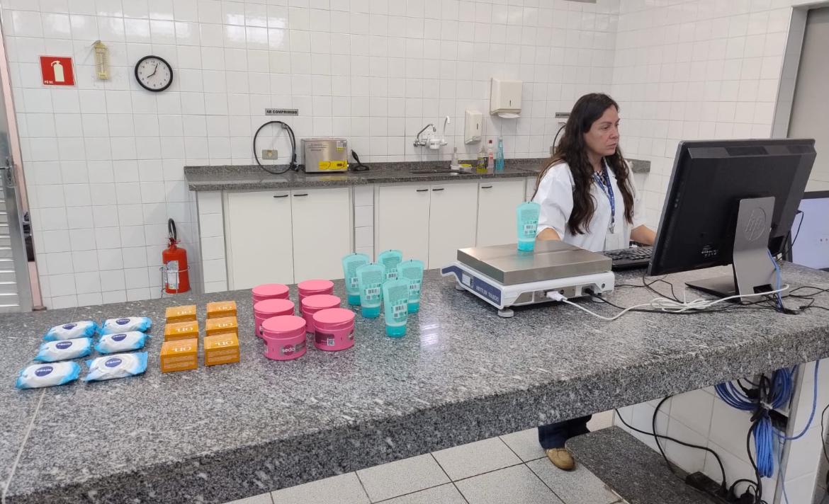 IPEM fiscaliza produtos de higiene pessoal embalados e multa empresa infratora