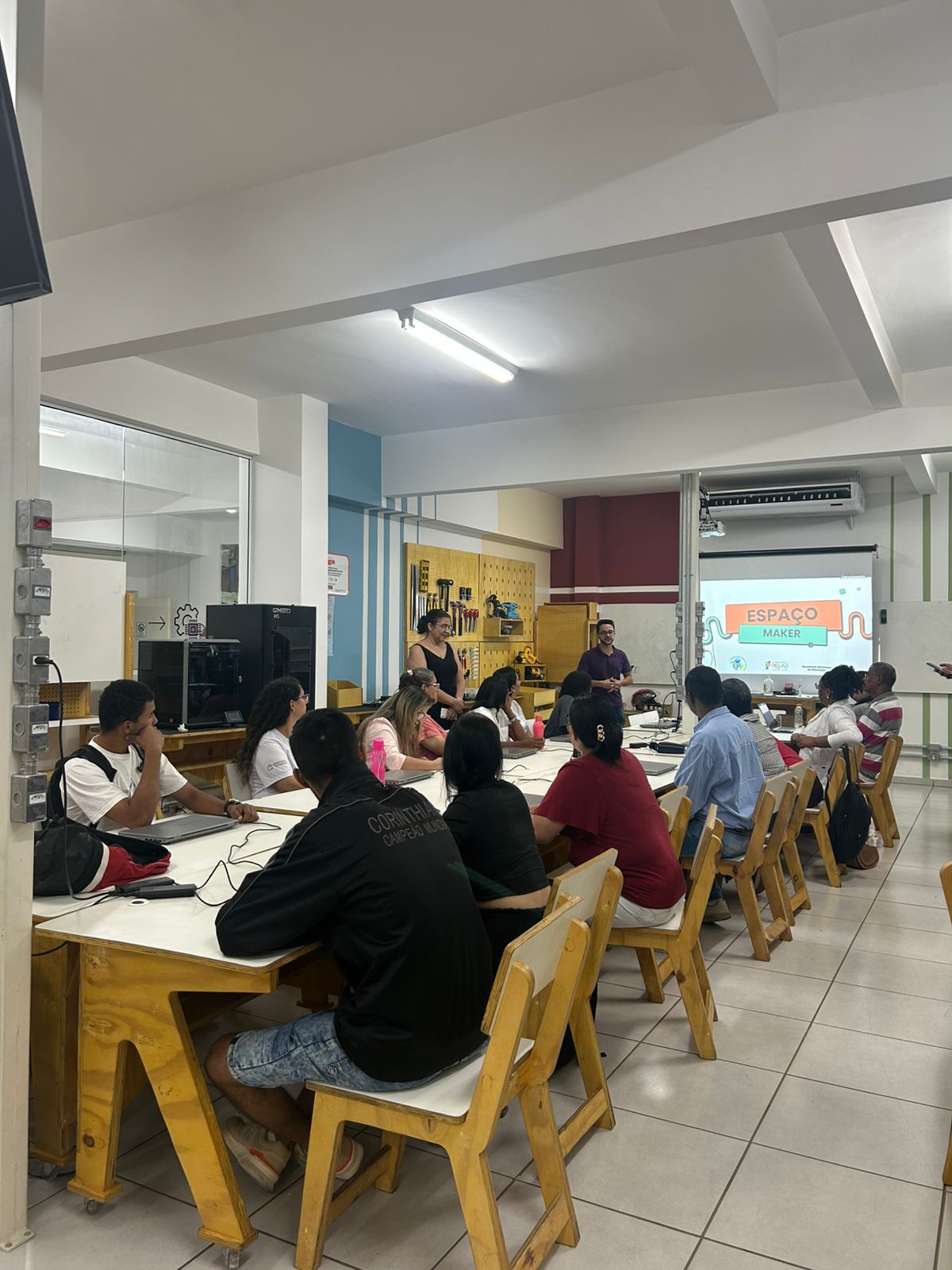 Alunos da EJA têm primeira experiência com robótica no Espaço Maker