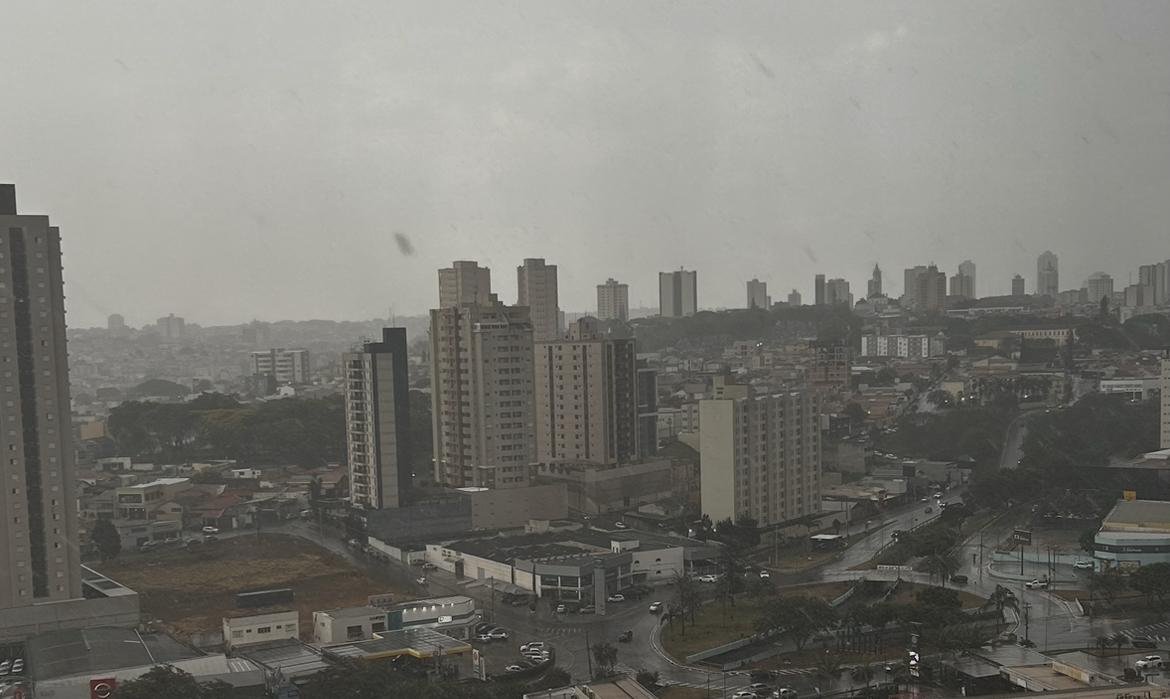 “Chuva, sua linda! Seja bem-vinda a Franca de novo”! Água chega e alivia tempo seco