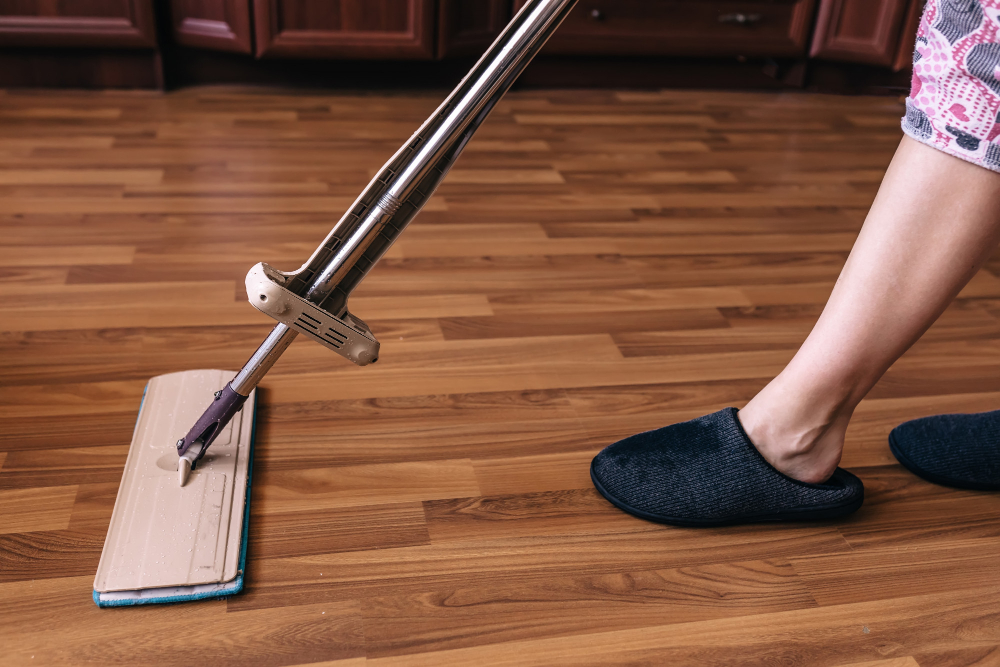 Veja os truques de como limpar os pisos de madeira, seja taco ou parquet