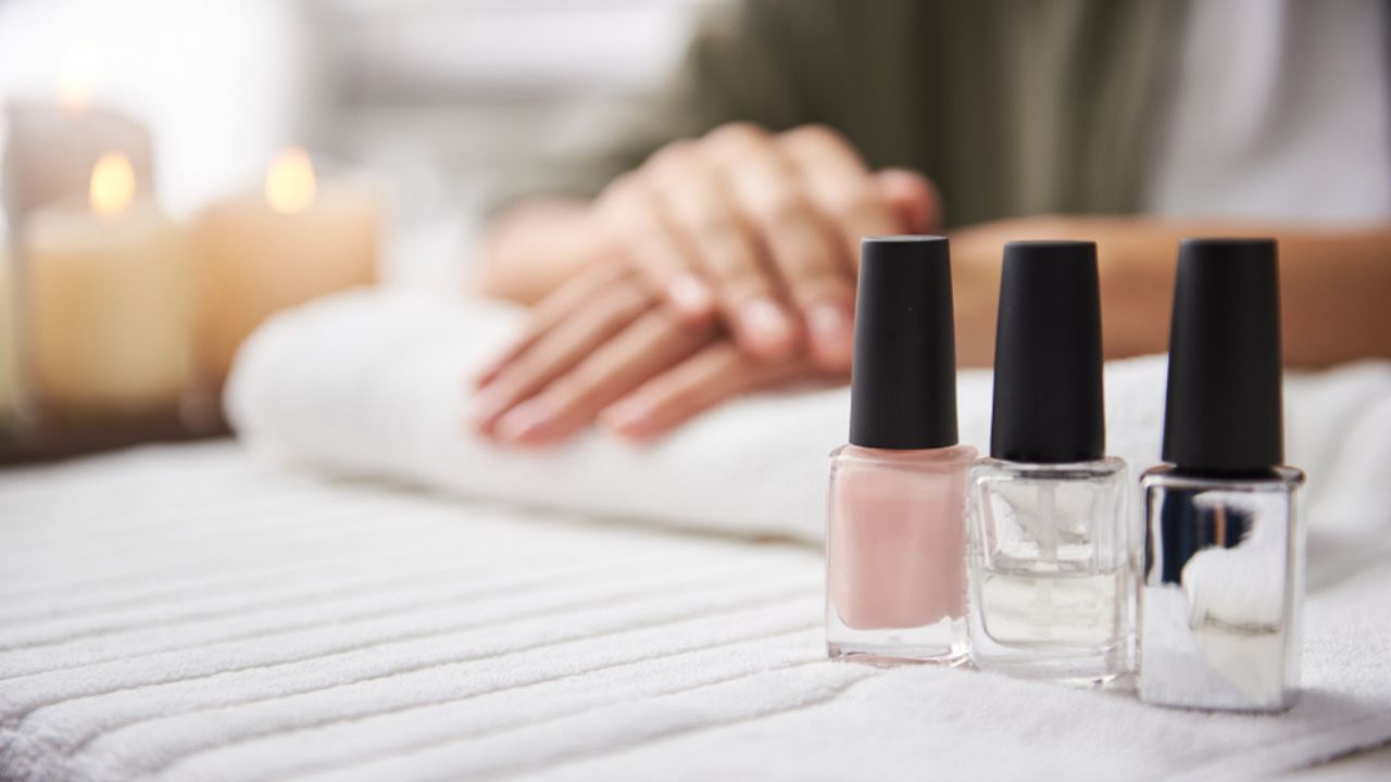 Além da estética: conheça outras utilidades do esmalte transparente no dia a dia