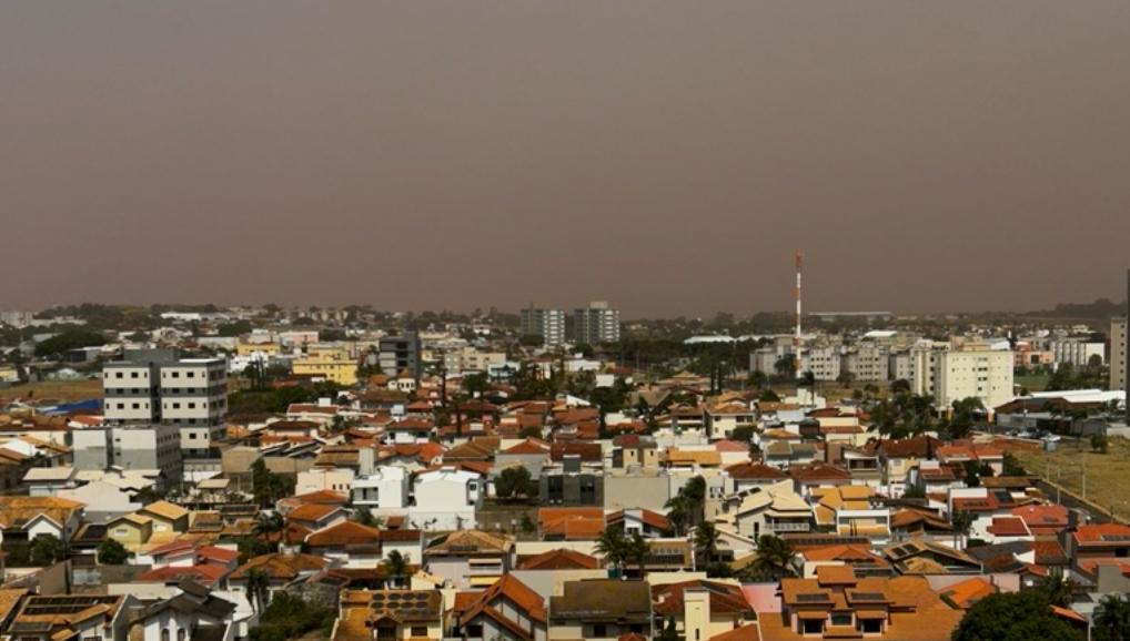 Mais uma vez, Franca é invadida por nuvem de fumaça; fuligem suja roupas e casas
