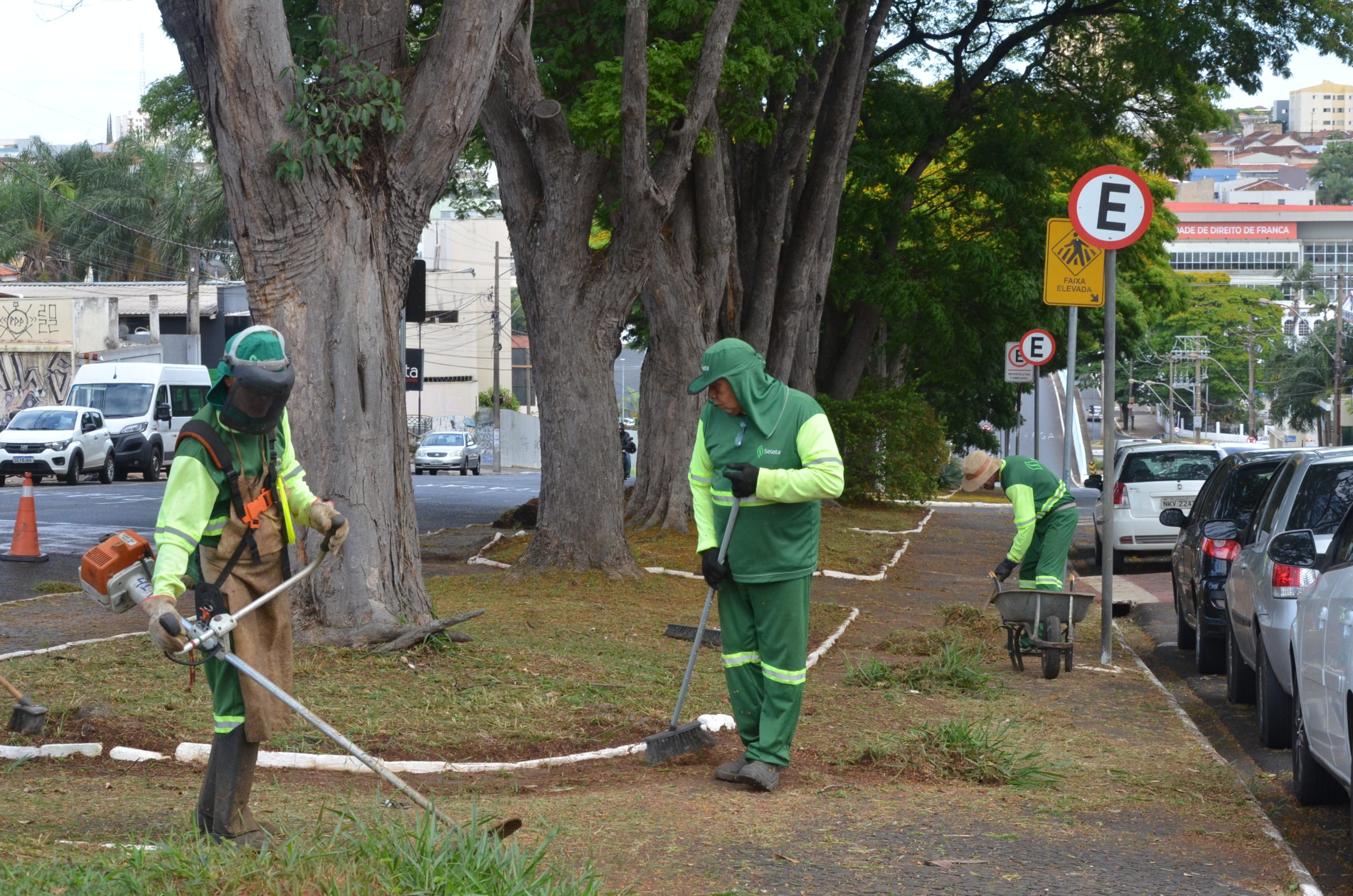 Franca intensifica limpeza em avenidas, córregos e galerias pluviais