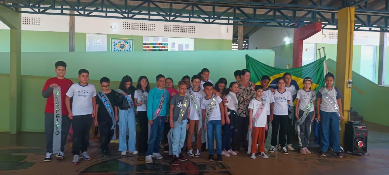 Alunos da EMEB Etelgina Viveiros celebram Dia da Independência com peça teatral