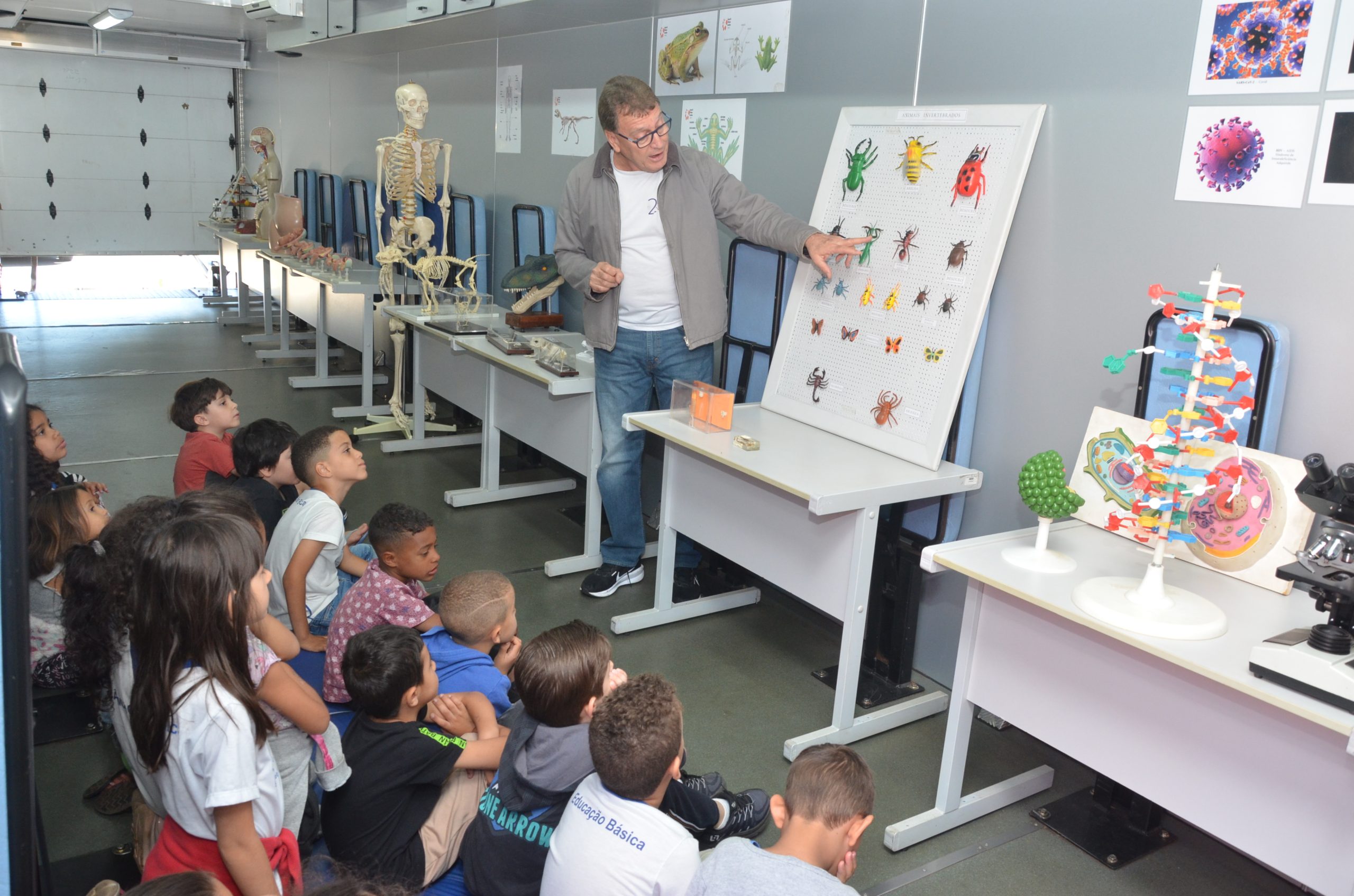 Espaço de Difusão Científica leva experiências e curiosidades às escolas de Franca