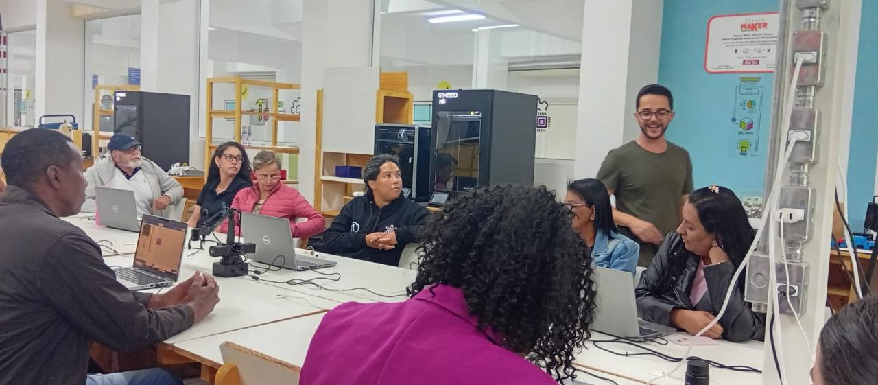 Alunos do EJA em Franca mergulham no mundo da tecnologia em aula no Espaço Maker